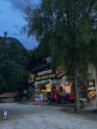 Gibbs Gemüsekebab Abendansicht mit beleuchtetem Geschäft